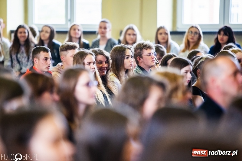 Zdjęcie w galerii na portalu naszraciborz.pl: Pożegnanie maturzystów w Ekonomiku wiadomości z regionu