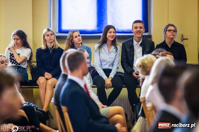 Zdjęcie w galerii na portalu naszraciborz.pl: Pożegnanie maturzystów w Ekonomiku wiadomości z regionu