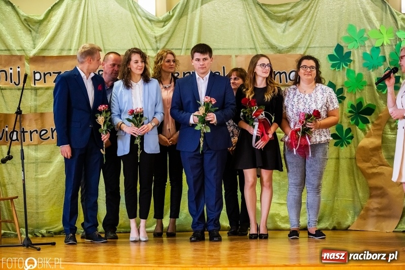 Zdjęcie w galerii na portalu naszraciborz.pl: Pożegnanie maturzystów w Ekonomiku wiadomości z regionu