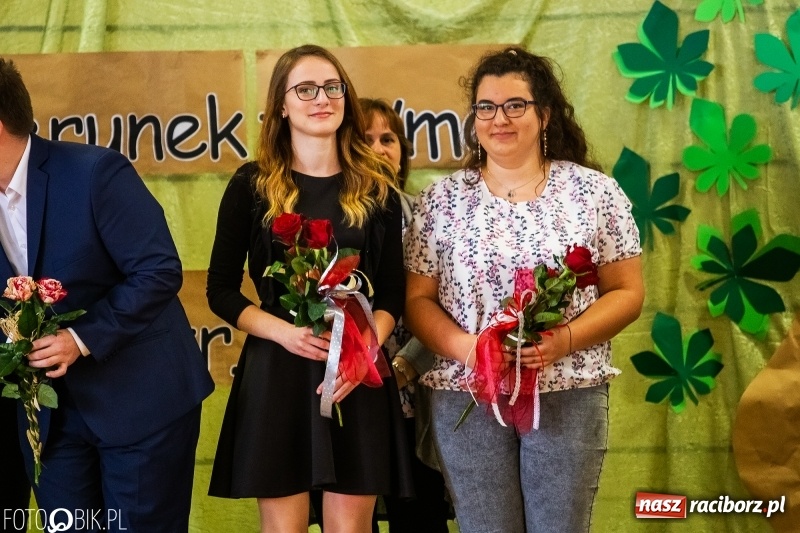 Zdjęcie w galerii na portalu naszraciborz.pl: Pożegnanie maturzystów w Ekonomiku wiadomości z regionu