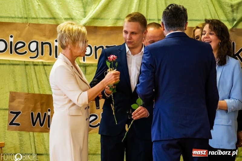 Zdjęcie w galerii na portalu naszraciborz.pl: Pożegnanie maturzystów w Ekonomiku wiadomości z regionu