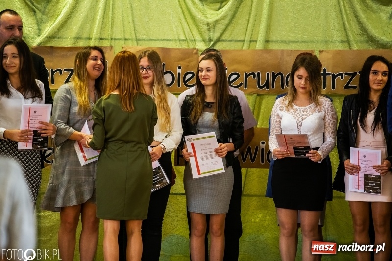 Zdjęcie w galerii na portalu naszraciborz.pl: Pożegnanie maturzystów w Ekonomiku wiadomości z regionu