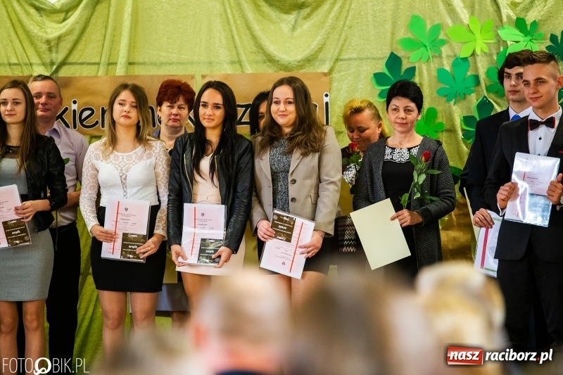 Zdjęcie w galerii na portalu naszraciborz.pl: Pożegnanie maturzystów w Ekonomiku wiadomości z regionu