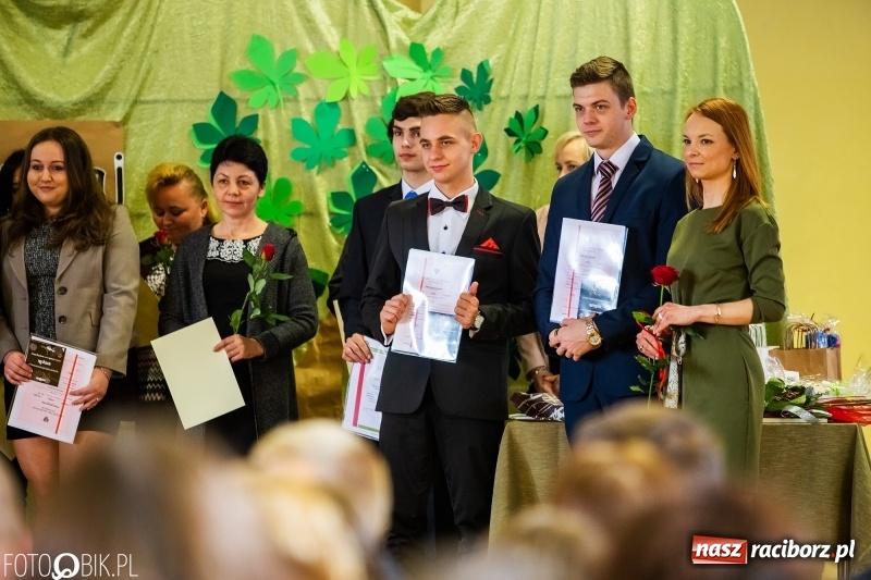 Zdjęcie w galerii na portalu naszraciborz.pl: Pożegnanie maturzystów w Ekonomiku wiadomości z regionu