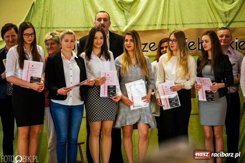 Zdjęcie w galerii na portalu naszraciborz.pl: Pożegnanie maturzystów w Ekonomiku wiadomości z regionu