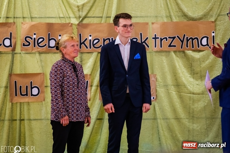 Zdjęcie w galerii na portalu naszraciborz.pl: Pożegnanie maturzystów w Ekonomiku wiadomości z regionu