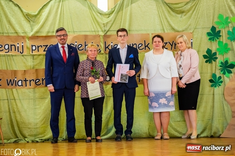 Zdjęcie w galerii na portalu naszraciborz.pl: Pożegnanie maturzystów w Ekonomiku wiadomości z regionu