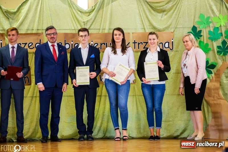 Zdjęcie w galerii na portalu naszraciborz.pl: Pożegnanie maturzystów w Ekonomiku wiadomości z regionu