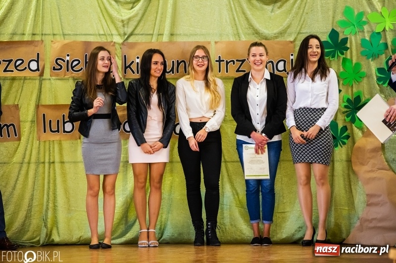 Zdjęcie w galerii na portalu naszraciborz.pl: Pożegnanie maturzystów w Ekonomiku wiadomości z regionu