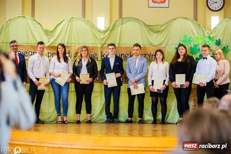 Zdjęcie w galerii na portalu naszraciborz.pl: Pożegnanie maturzystów w Ekonomiku wiadomości z regionu