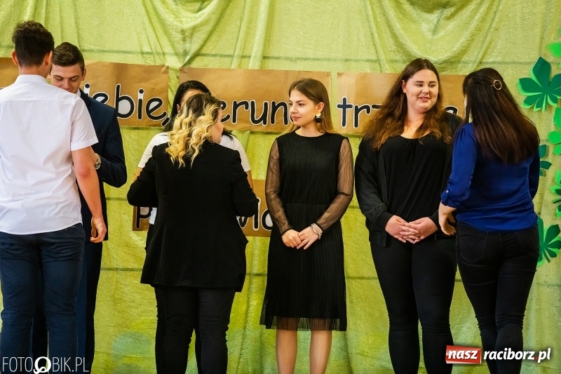 Zdjęcie w galerii na portalu naszraciborz.pl: Pożegnanie maturzystów w Ekonomiku wiadomości z regionu