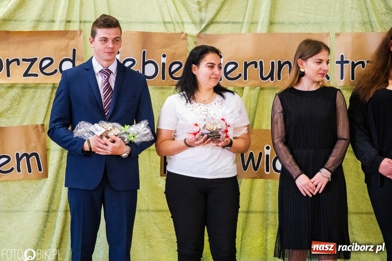 Zdjęcie w galerii na portalu naszraciborz.pl: Pożegnanie maturzystów w Ekonomiku wiadomości z regionu