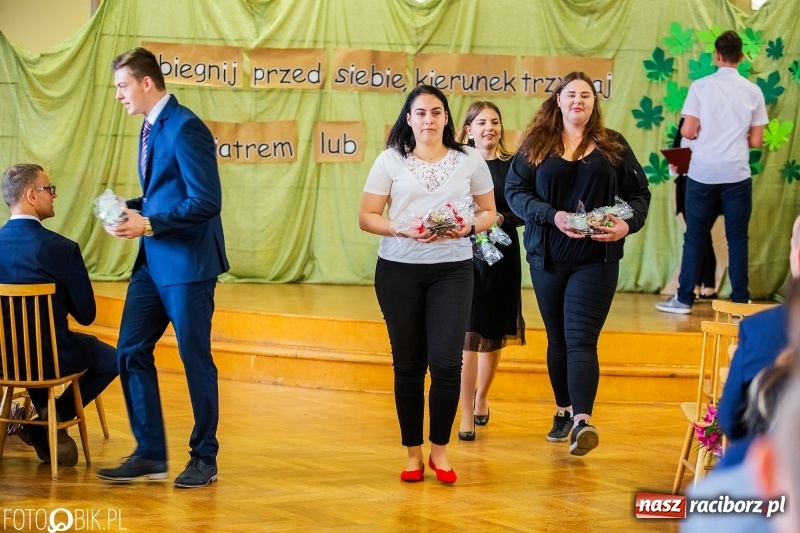 Zdjęcie w galerii na portalu naszraciborz.pl: Pożegnanie maturzystów w Ekonomiku wiadomości z regionu