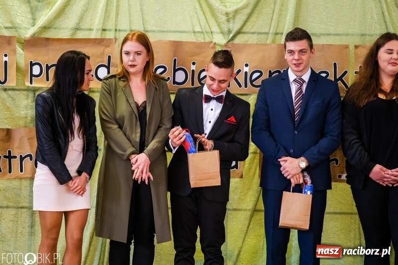 Zdjęcie w galerii na portalu naszraciborz.pl: Pożegnanie maturzystów w Ekonomiku wiadomości z regionu