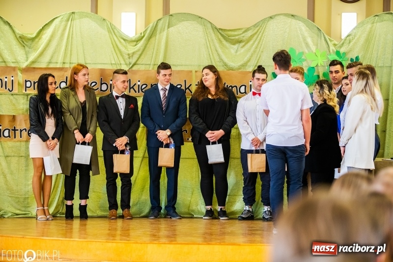 Zdjęcie w galerii na portalu naszraciborz.pl: Pożegnanie maturzystów w Ekonomiku wiadomości z regionu