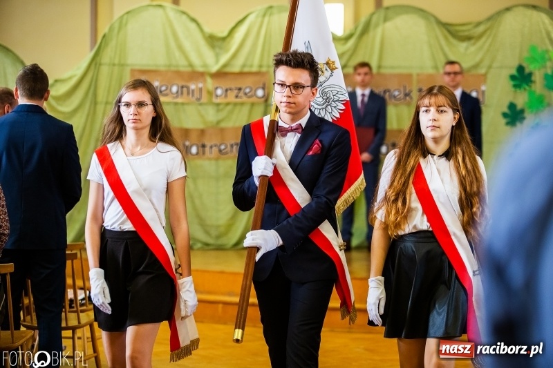 Zdjęcie w galerii na portalu naszraciborz.pl: Pożegnanie maturzystów w Ekonomiku wiadomości z regionu