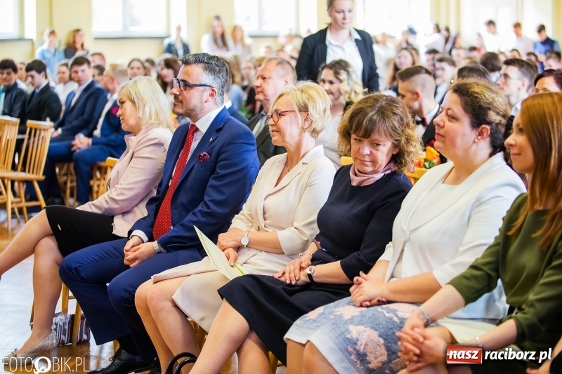 Zdjęcie w galerii na portalu naszraciborz.pl: Pożegnanie maturzystów w Ekonomiku wiadomości z regionu