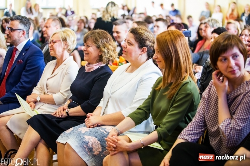 Zdjęcie w galerii na portalu naszraciborz.pl: Pożegnanie maturzystów w Ekonomiku wiadomości z regionu