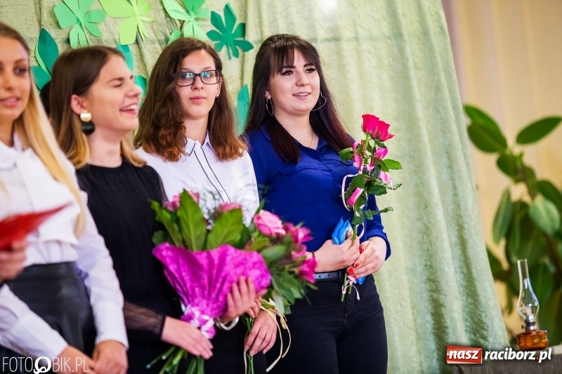 Zdjęcie w galerii na portalu naszraciborz.pl: Pożegnanie maturzystów w Ekonomiku wiadomości z regionu