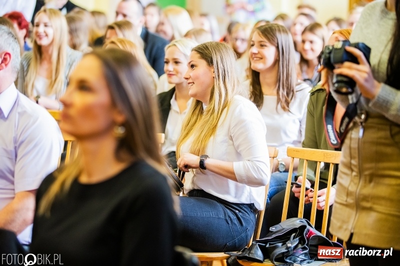 Zdjęcie w galerii na portalu naszraciborz.pl: Pożegnanie maturzystów w Ekonomiku wiadomości z regionu