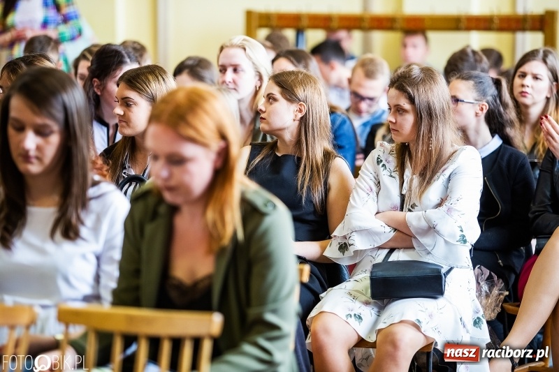 Zdjęcie w galerii na portalu naszraciborz.pl: Pożegnanie maturzystów w Ekonomiku wiadomości z regionu