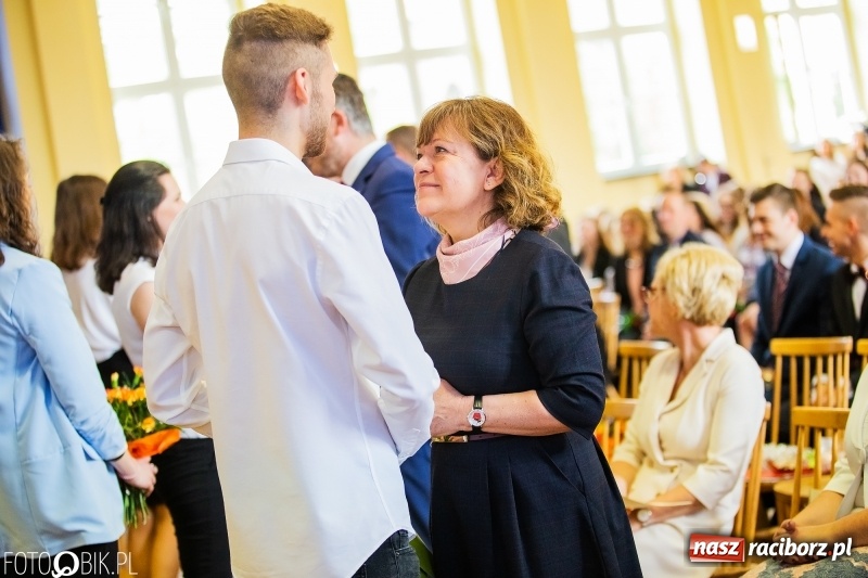 Zdjęcie w galerii na portalu naszraciborz.pl: Pożegnanie maturzystów w Ekonomiku wiadomości z regionu