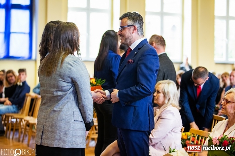 Zdjęcie w galerii na portalu naszraciborz.pl: Pożegnanie maturzystów w Ekonomiku wiadomości z regionu