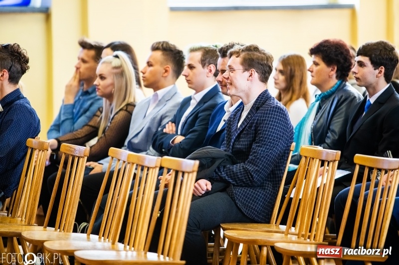 Zdjęcie w galerii na portalu naszraciborz.pl: Pożegnanie maturzystów w Ekonomiku wiadomości z regionu