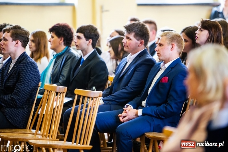 Zdjęcie w galerii na portalu naszraciborz.pl: Pożegnanie maturzystów w Ekonomiku wiadomości z regionu