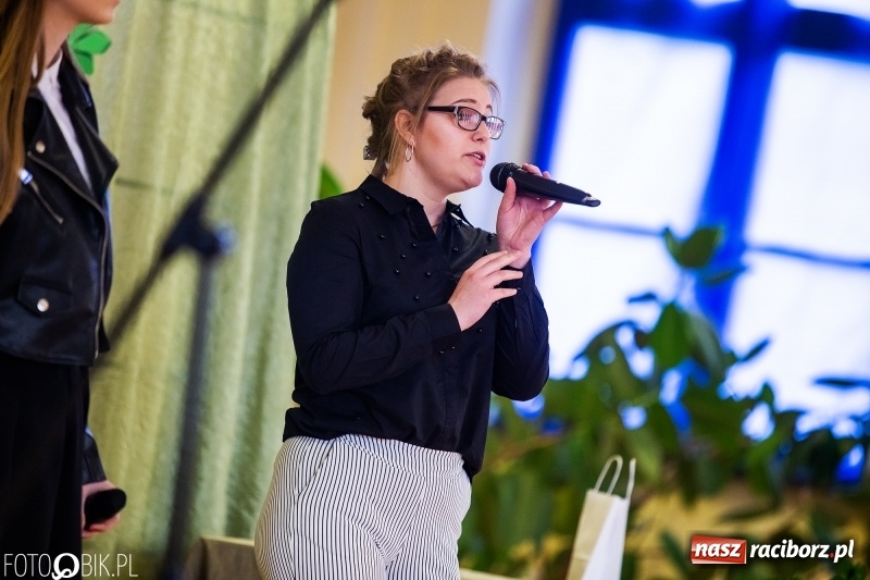 Zdjęcie w galerii na portalu naszraciborz.pl: Pożegnanie maturzystów w Ekonomiku wiadomości z regionu