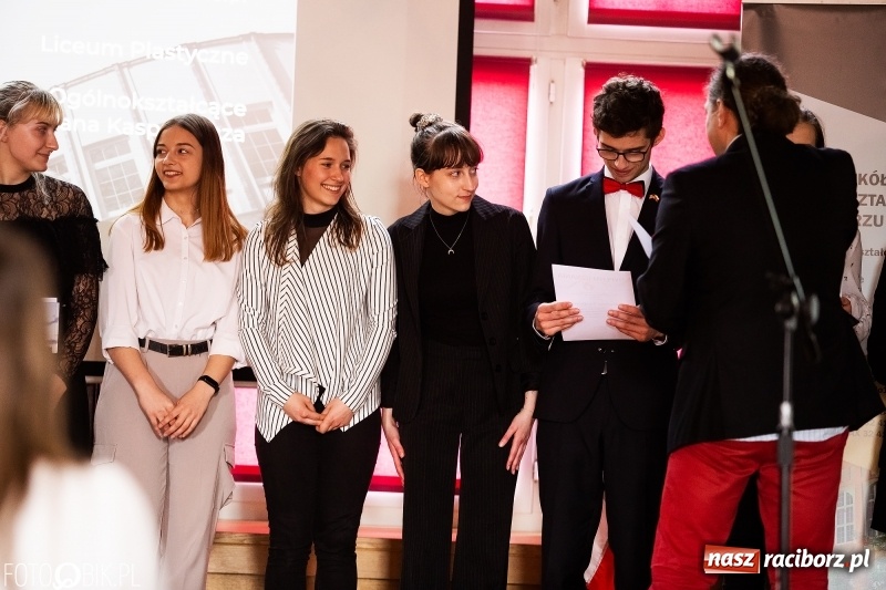 Zdjęcie w galerii na portalu naszraciborz.pl: Pożegnania nadszedł czas. Maturzyści z I LO zakończyli rok szkolny wiadomości z regionu