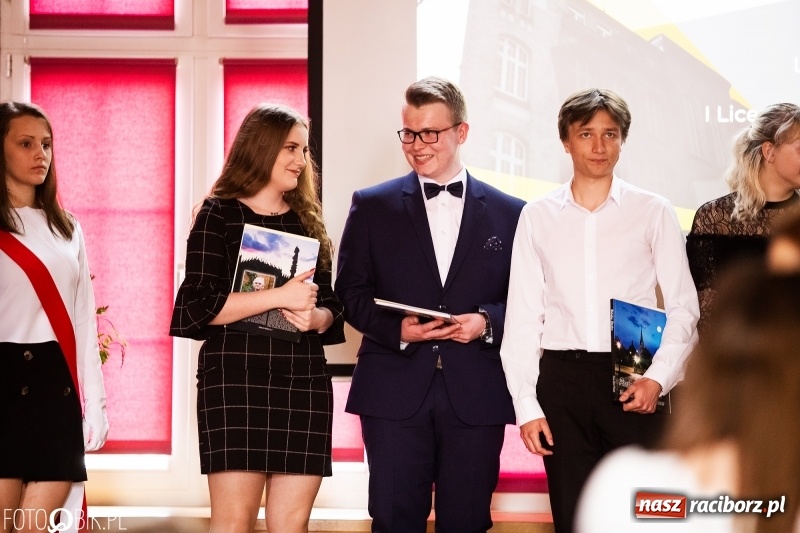 Zdjęcie w galerii na portalu naszraciborz.pl: Pożegnania nadszedł czas. Maturzyści z I LO zakończyli rok szkolny wiadomości z regionu