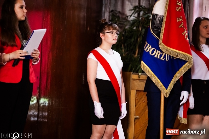 Zdjęcie w galerii na portalu naszraciborz.pl: Pożegnania nadszedł czas. Maturzyści z I LO zakończyli rok szkolny wiadomości z regionu