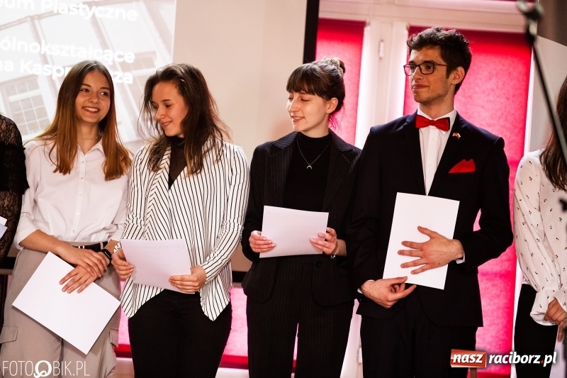 Zdjęcie w galerii na portalu naszraciborz.pl: Pożegnania nadszedł czas. Maturzyści z I LO zakończyli rok szkolny wiadomości z regionu