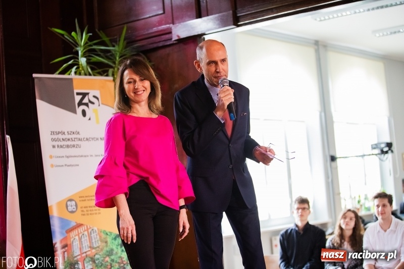 Zdjęcie w galerii na portalu naszraciborz.pl: Pożegnania nadszedł czas. Maturzyści z I LO zakończyli rok szkolny wiadomości z regionu