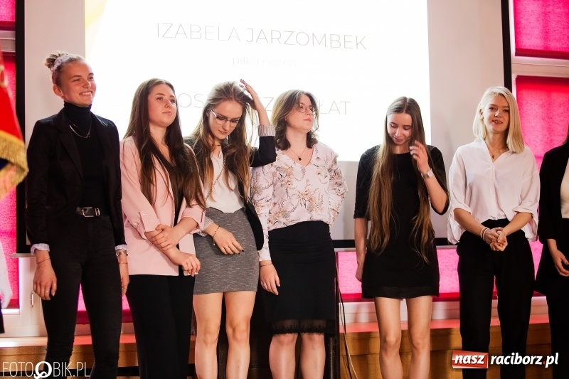 Zdjęcie w galerii na portalu naszraciborz.pl: Pożegnania nadszedł czas. Maturzyści z I LO zakończyli rok szkolny wiadomości z regionu