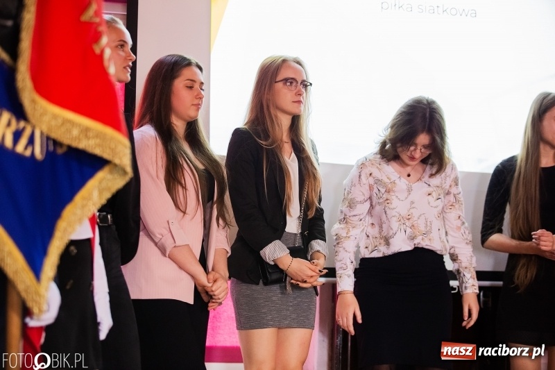 Zdjęcie w galerii na portalu naszraciborz.pl: Pożegnania nadszedł czas. Maturzyści z I LO zakończyli rok szkolny wiadomości z regionu