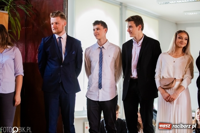 Zdjęcie w galerii na portalu naszraciborz.pl: Pożegnania nadszedł czas. Maturzyści z I LO zakończyli rok szkolny wiadomości z regionu