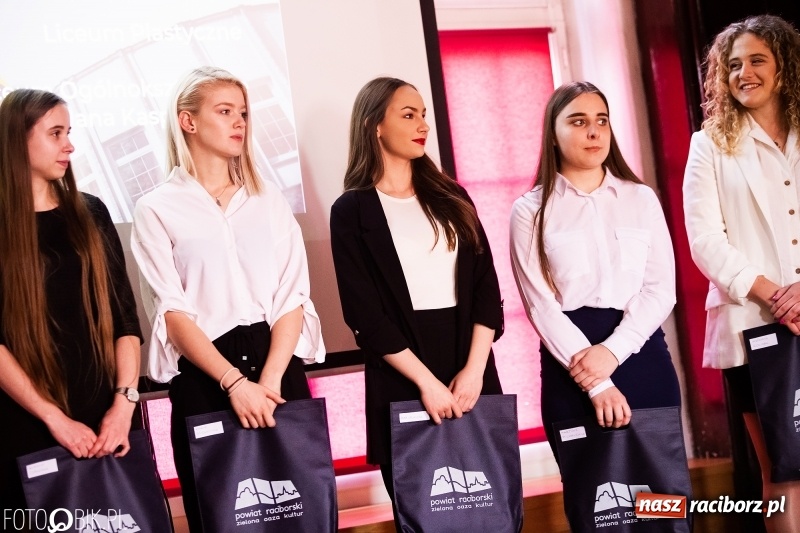 Zdjęcie w galerii na portalu naszraciborz.pl: Pożegnania nadszedł czas. Maturzyści z I LO zakończyli rok szkolny wiadomości z regionu