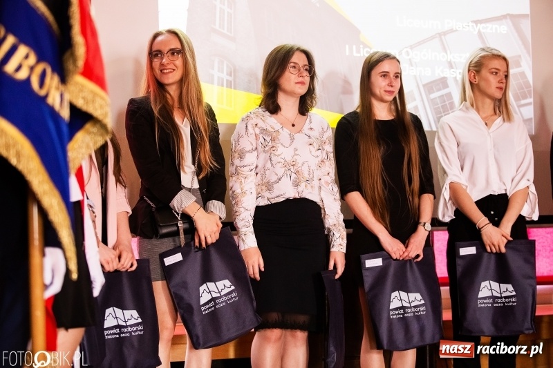 Zdjęcie w galerii na portalu naszraciborz.pl: Pożegnania nadszedł czas. Maturzyści z I LO zakończyli rok szkolny wiadomości z regionu