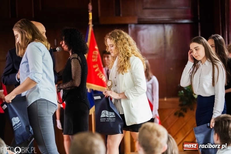 Zdjęcie w galerii na portalu naszraciborz.pl: Pożegnania nadszedł czas. Maturzyści z I LO zakończyli rok szkolny wiadomości z regionu