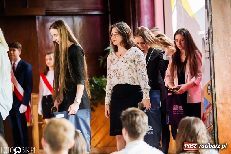 Zdjęcie w galerii na portalu naszraciborz.pl: Pożegnania nadszedł czas. Maturzyści z I LO zakończyli rok szkolny wiadomości z regionu