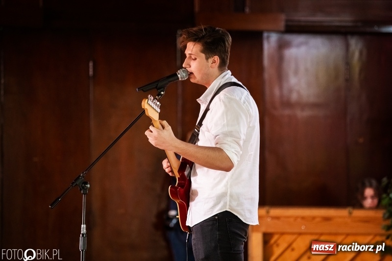 Zdjęcie w galerii na portalu naszraciborz.pl: Pożegnania nadszedł czas. Maturzyści z I LO zakończyli rok szkolny wiadomości z regionu