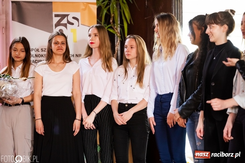 Zdjęcie w galerii na portalu naszraciborz.pl: Pożegnania nadszedł czas. Maturzyści z I LO zakończyli rok szkolny wiadomości z regionu