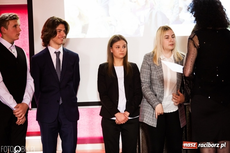 Zdjęcie w galerii na portalu naszraciborz.pl: Pożegnania nadszedł czas. Maturzyści z I LO zakończyli rok szkolny wiadomości z regionu