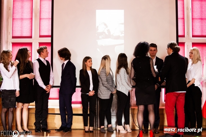 Zdjęcie w galerii na portalu naszraciborz.pl: Pożegnania nadszedł czas. Maturzyści z I LO zakończyli rok szkolny wiadomości z regionu