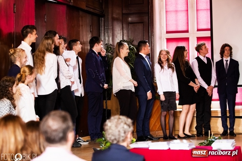 Zdjęcie w galerii na portalu naszraciborz.pl: Pożegnania nadszedł czas. Maturzyści z I LO zakończyli rok szkolny wiadomości z regionu