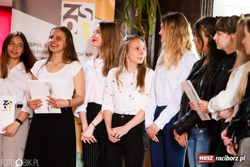 Zdjęcie w galerii na portalu naszraciborz.pl: Pożegnania nadszedł czas. Maturzyści z I LO zakończyli rok szkolny wiadomości z regionu