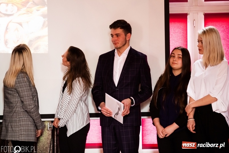 Zdjęcie w galerii na portalu naszraciborz.pl: Pożegnania nadszedł czas. Maturzyści z I LO zakończyli rok szkolny wiadomości z regionu