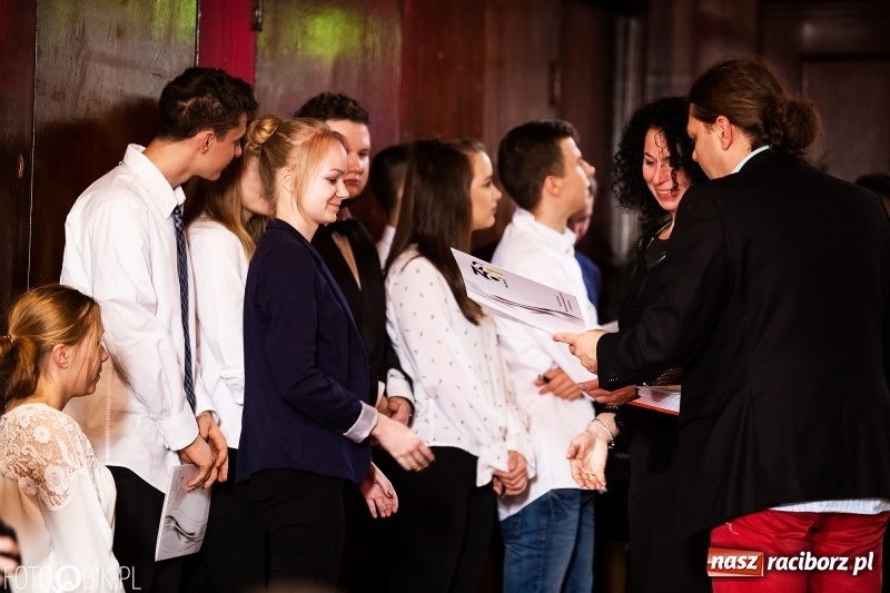 Zdjęcie w galerii na portalu naszraciborz.pl: Pożegnania nadszedł czas. Maturzyści z I LO zakończyli rok szkolny wiadomości z regionu